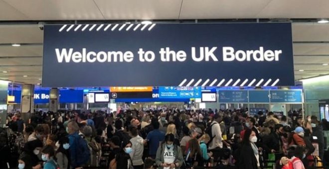 Caos en los aeropuertos británicos por la cancelación de vuelos y la falta de personal