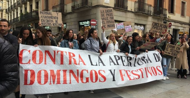 Rechazo vecinal a la norma que permite abrir las tiendas en Barcelona todos los domingos hasta el 15 de septiembre