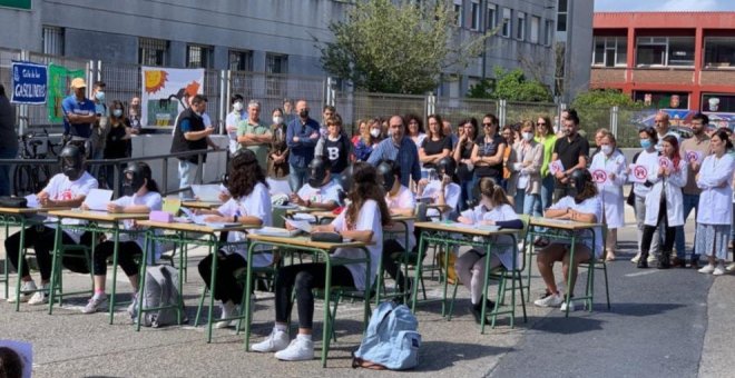 El IES Cantabria saca un aula a la calle para protestar contra la futura gasolinera