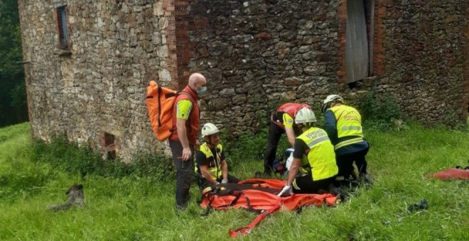 Rescatado un hombre que llevaba tres días aislado en una cabaña con la pierna rota y deshidratado