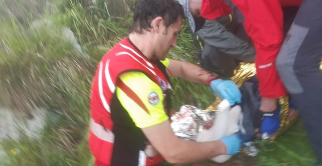 Rescatado un senderista de 67 años caído desde seis metros en Ramales