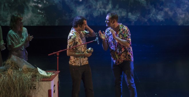 Las obras 'Canto jo i la muntanya balla' y 'Una noche sin luna' triunfan en los premios Max de teatro