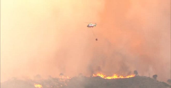 Sesenta desalojados en Benahavís por el incendio en Pujerra