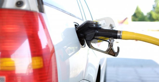 La gasolina supera los 2 euros y ya 'se come' la subvención del Gobierno