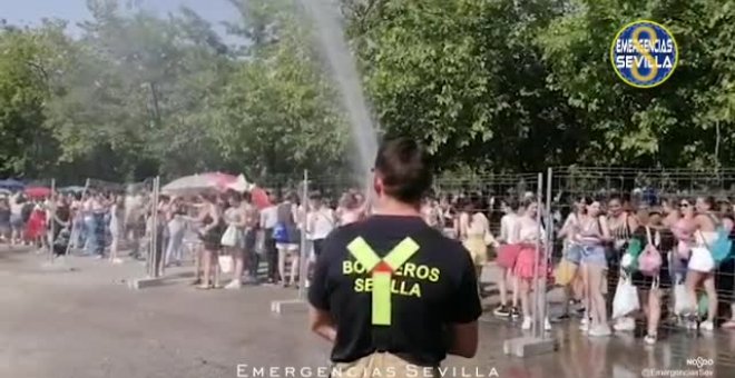 Los bomberos refrescan a la multitud en La Cartuja de Sevilla