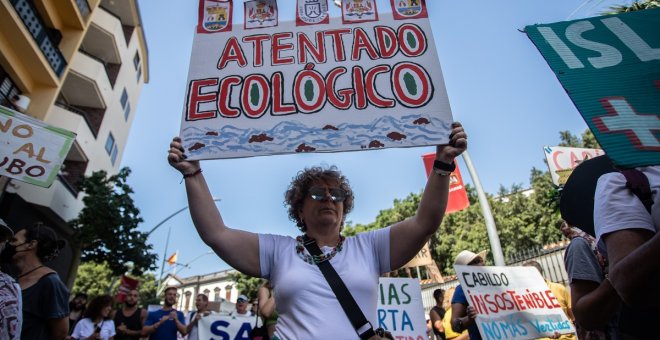 Miles de personas exigen parar el macroproyecto del Puertito de Adeje y una moratoria turística en Canarias