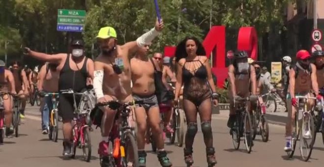 Marcha ciclonudista por las calles de Ciudad de México