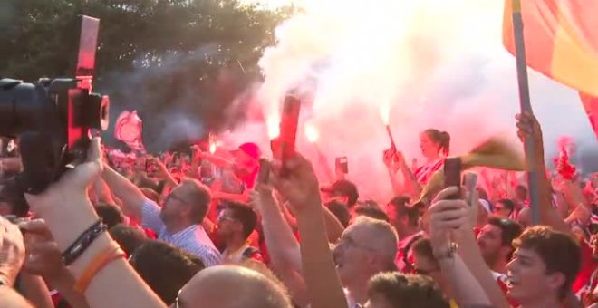 Caluroso recibimiento de la afición del Girona antes de la final del ascenso a Primera División