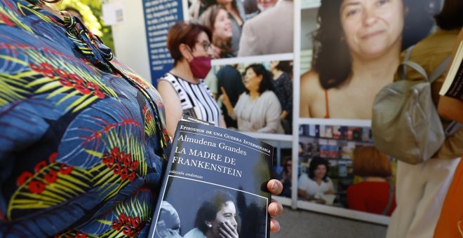 Un homenaje a Almudena Grandes pone el broche a la Feria del Libro de Madrid con muchos de sus lectores recordando sus obras