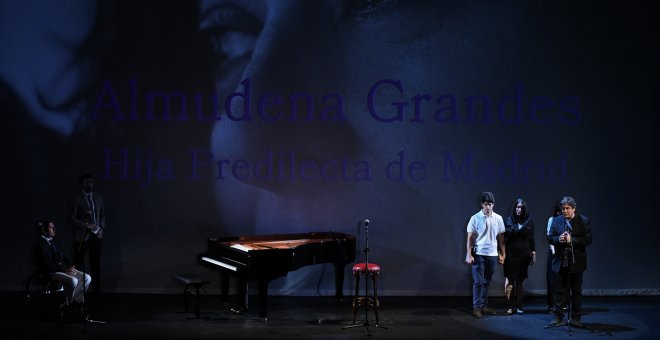 Almudena Grandes es nombrada Hija Predilecta de Madrid, en un histórico homenaje de familiares y amigos
