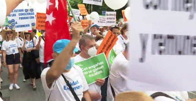 Miles de profesionales de la enfermería protesta contra la precariedad del sector