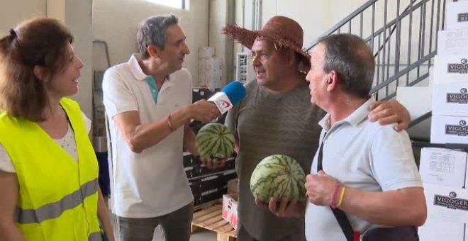 Un comerciante de Parla (Madrid) vende cada día miles de sandías y melones a un euro