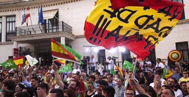 Gritos homófobos y de "¡Viva Franco!" a jóvenes con banderas LGTB en un mitin de Vox en Córdoba