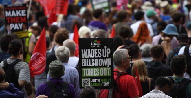 Miles de personas exigen a Johnson medidas contra la subida de los precios
