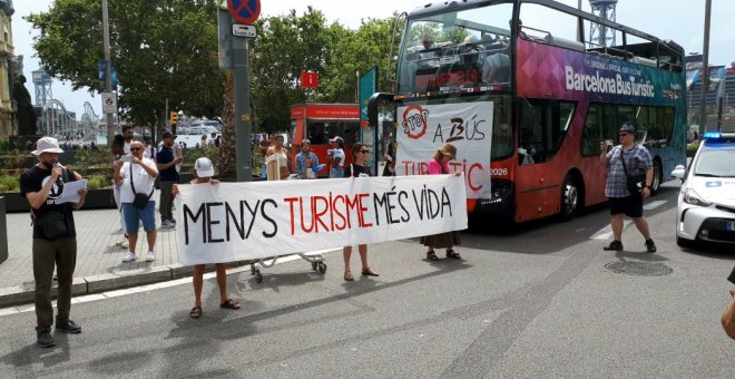 Bloquegen un bus turístic al monument a Colom com a protesta pel retorn del turisme massiu