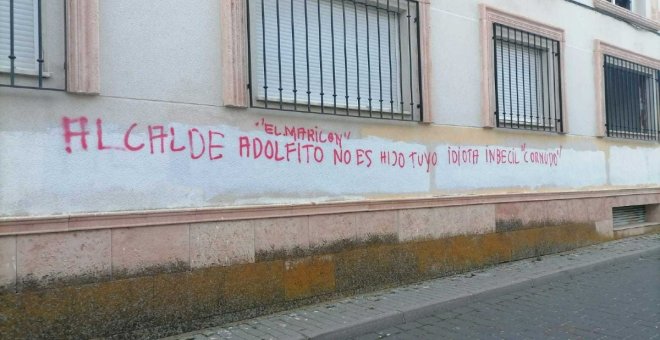 Pinta mensajes homófobos contra el alcalde, un concejal y un funcionario de un pueblo de Toledo y es detenido por odio