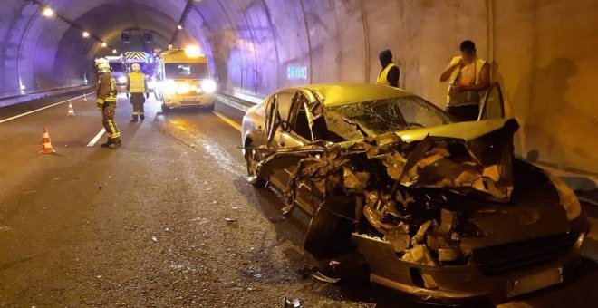 Dos heridos por la colisión entre un turismo y un camión en el túnel de Pedredo