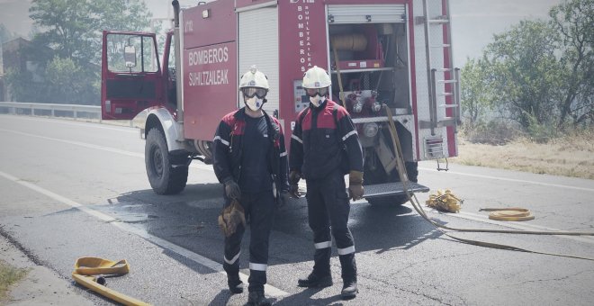 Los equipos de bomberos avanzan hacia la extinción de los incendios forestales desatados en media España