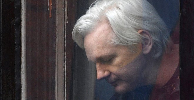 Tres exministros de Ecuador niegan que ordenaran espiar a Assange mientras estuvo recluido en la embajada de Londres