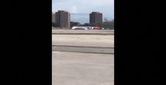 Un avión envuelto en llamas aterriza en el aeropuerto de Miami, dejando sólo tres heridos