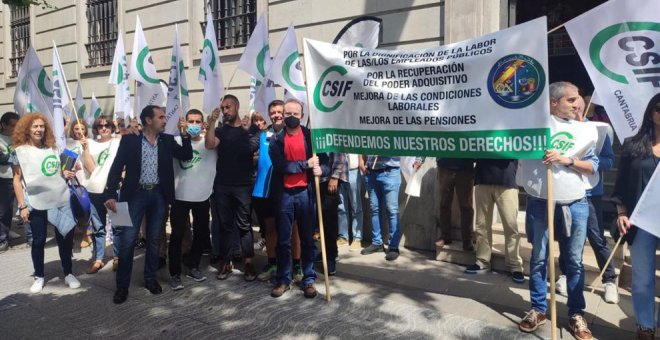 CSIF se manifiesta frente a la Delegación de Gobierno por la defensa de sus derechos