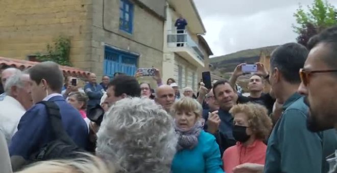 Pedro Sánchez conoce en la sierra de la Culebra el drama vivido por sus vecinos