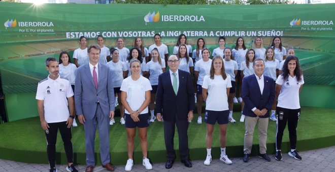 La selección femenina de fútbol visita la sede de Iberdrola