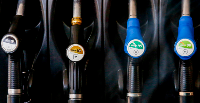 Nuevos récords históricos de los carburantes, que se afianzan por encima de los dos euros