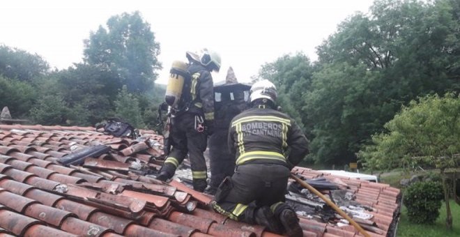 El incendio en una chimenea de una casa rural de Saro afecta a parte del techo