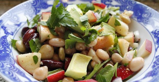 Pato confinado - Recetas para ensaladas de verano: alubias blancas con aguacate y tomate