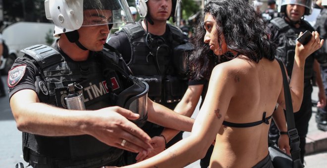 La policía impide con detenciones y cargas la marcha del orgullo LGTBI en Estambul