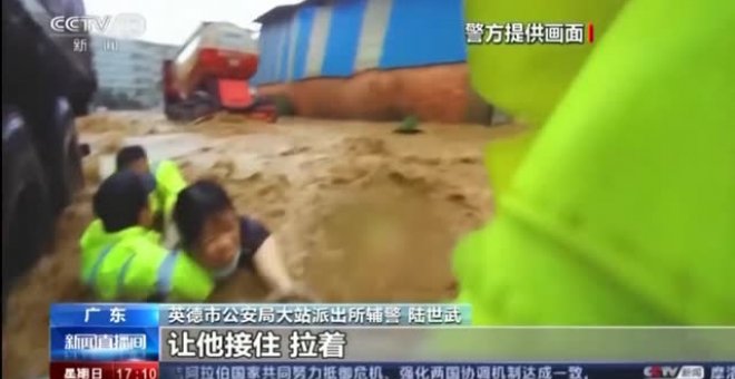 Angustioso rescate de una mujer en las inundaciones al sur de China