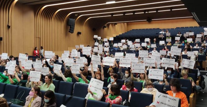 Orientadores educativos levantan pancartas contra la privatización del servicio