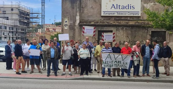 Vecinos de Voto se manifiestan frente al Parlamento para protestar por la situación en su Centro de Salud