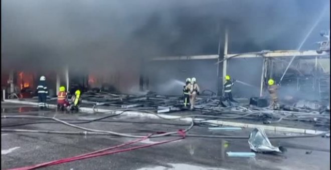 Zelenski acusa a Rusia de bombardear un centro comercial en Kremenchuk