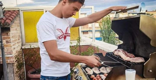 La respuesta de Errejón a las críticas recibidas tras publicar una foto asando carne en una barbacoa