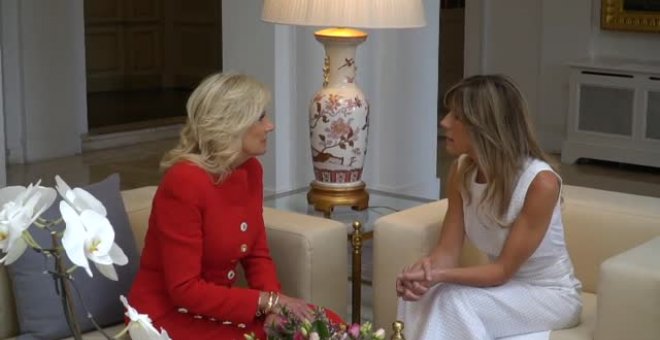 Encuentro de Begoña Gómez y Jill Biden en los jardines de la Moncloa