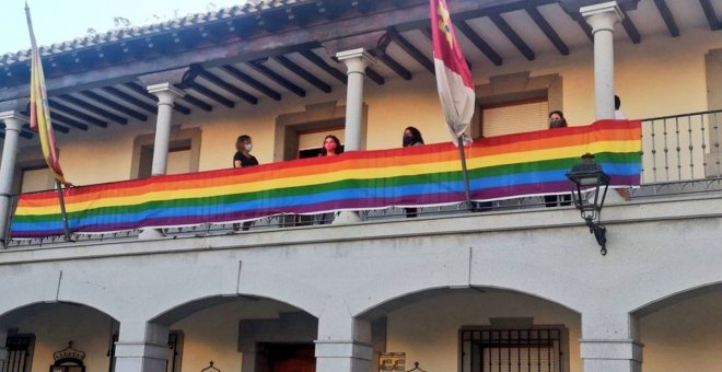 Vuelven a quemar la bandera arcoíris del balcón del Ayuntamiento en Ajofrín y dejan a medio pueblo sin conexión a internet