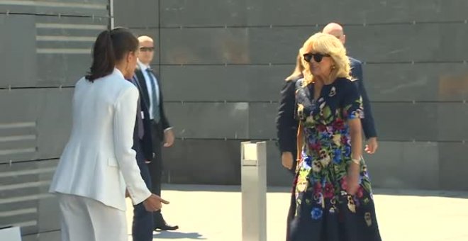 La reina Letizia y Jill Biden visitan el centro de refugiados ucranianos en Madrid