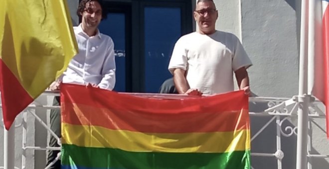 El Ayuntamiento se tiñe de colores en el Día Internacional del Orgullo LGTBI