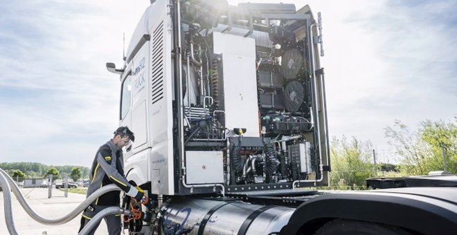 Daimler Truck prueba un camión alimentado con hidrógeno líquido listo para la producción en serie