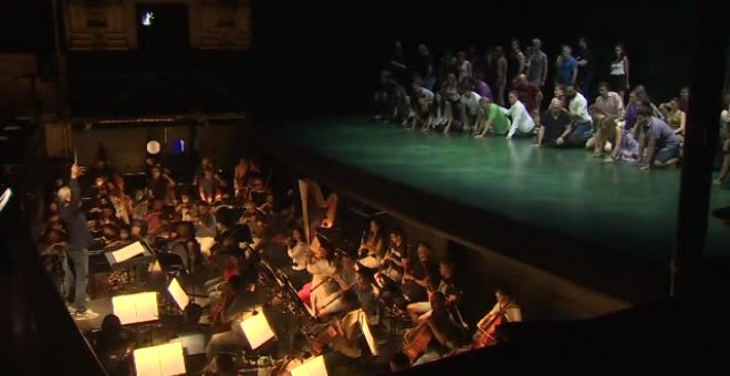 La reina Letizia y los acompañantes de los líderes asistentes a la cumbre disfrutan de la ópera Nabucco en el Teatro Real