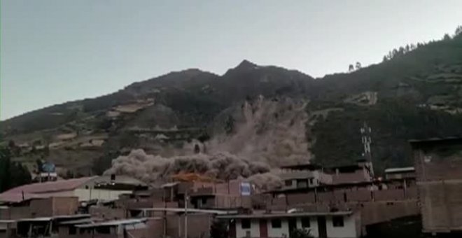 Un deslizamiento de tierra sepulta al menos 150 casas en Perú
