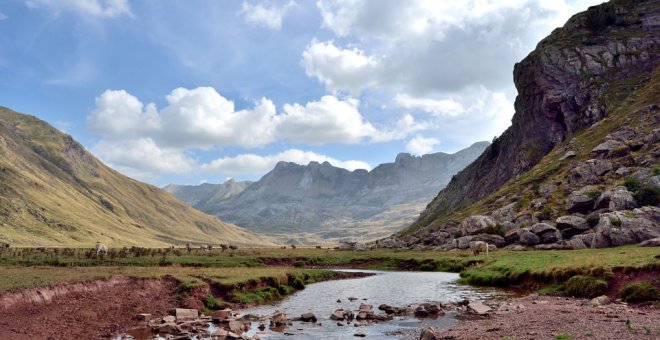 Un estudio ha encontrado más de cien compuestos químicos en los lagos de montaña de los Pirineos