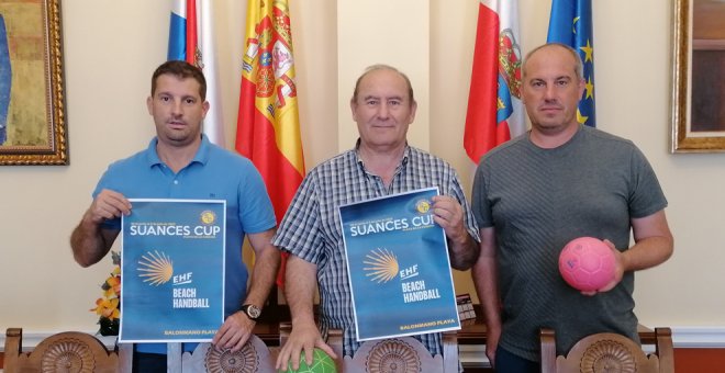 Unos 900 deportistas disputan la 'Suances Cup' de Balonmano playa en La Concha