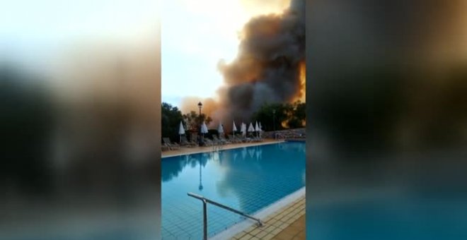 El fuego obliga a desalojar dos urbanizaciones y varios hoteles en la localidad gerundense de Castell de Aro