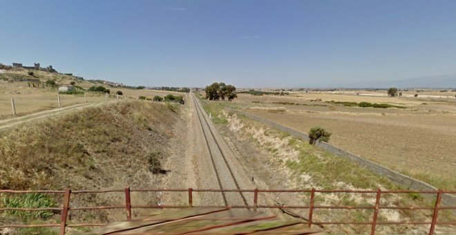 Accidente en un paso a nivel en Oropesa, un motorista es arrollado por un tren y cae desde una altura de ocho metros