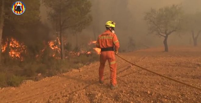 El incendio de Venta del Moro, en Valencia, se descontrola por el viento