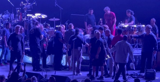 Carlos Santana se desmaya en medio del escenario en un concierto en Michigan