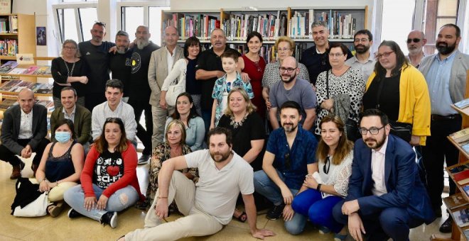 La Biblioteca Municipal recuerda a Óscar Muñiz con una placa en su tebeoteca